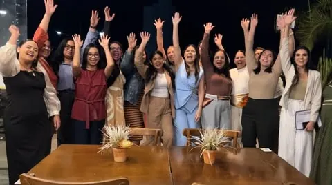 Mulheres celebrando no evento Café com as Blindadas