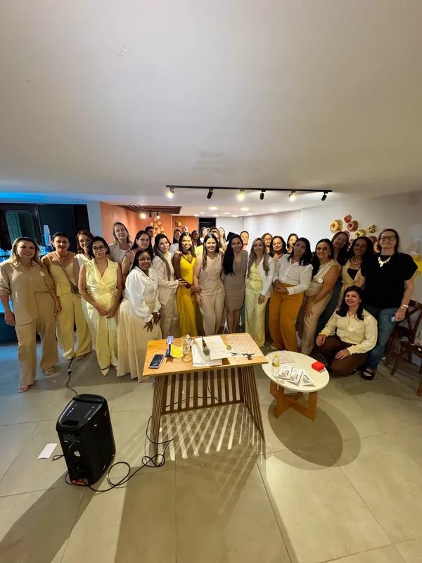 Grupo de mulheres reunidas no Café com as Blindadas em Caruaru