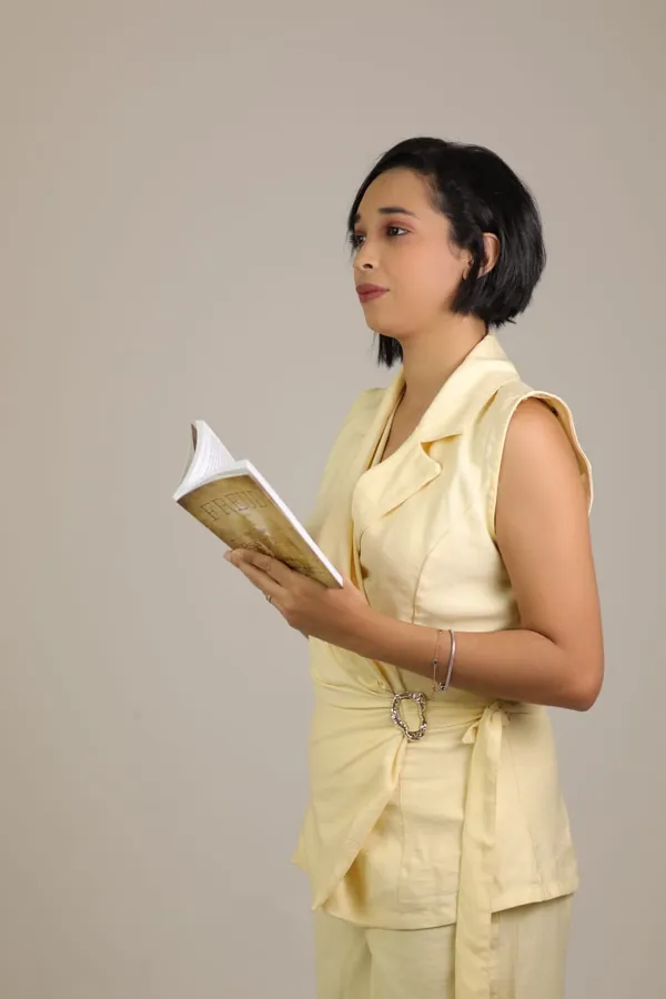 Rute Gabrielle lendo um livro de Freud
