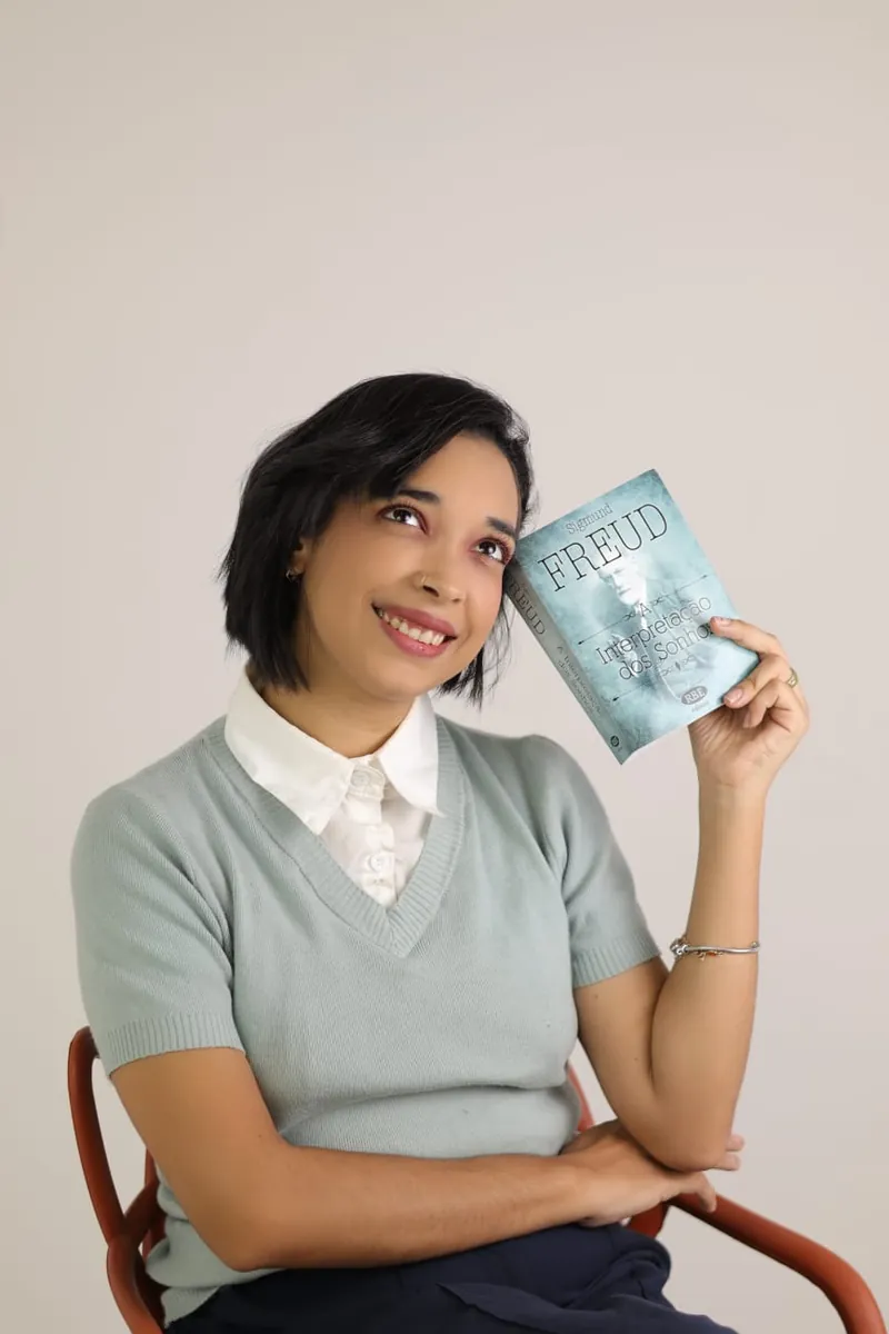 Rute Gabrielle segurando um livro de Freud