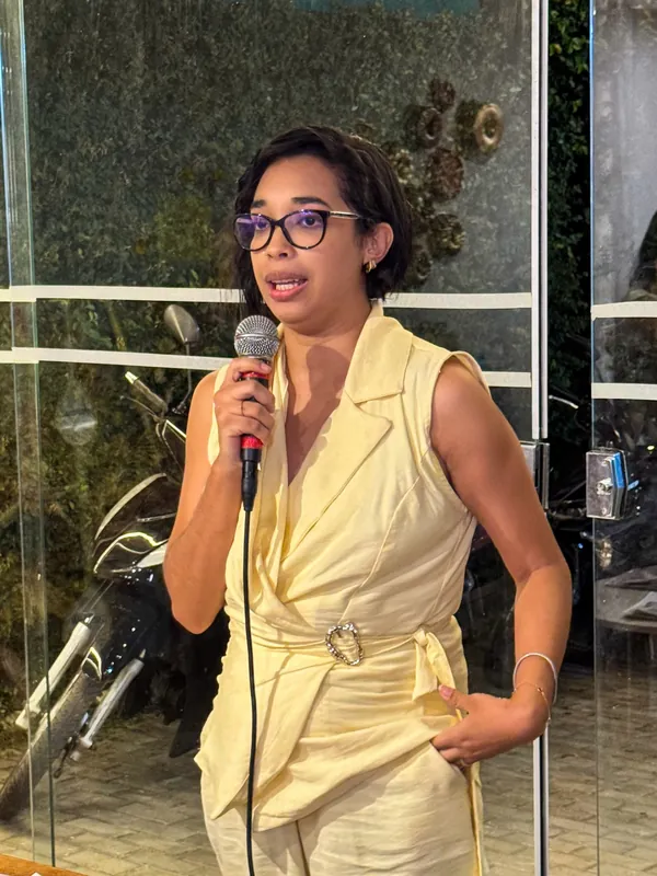 Rute Gabrielle palestrando com microfone no Café com as Blindadas